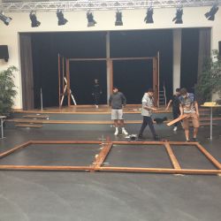 Anne Franks Zimmer wird in der Aula nachgebaut.JPG