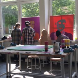 Die Schueler:innen arbeiten an den Gemaelden zu dem Projekt: Anne Frank in Pop Art.JPG