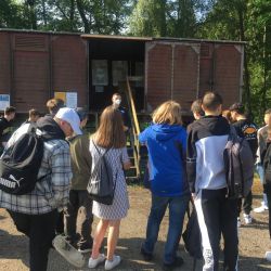 Bei einer Fuehrung in der Gedenkstaette Bergen-Belsen erfuhren die Schueler:innen alles ueber das Leiden und die Hoffnungslosigkeit juedischer Gefangener im KZ.jpeg