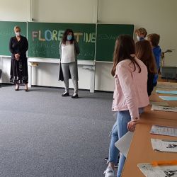 Die Gaeste im Gespraech mit den Schueler*innen.jpg