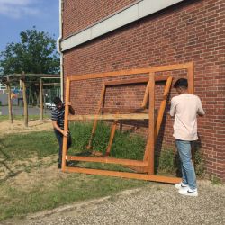 Schueler bauen Annes Zimmer in Originalmassstab nach.JPG