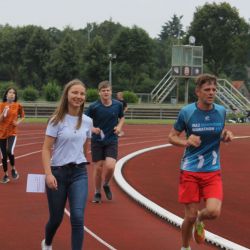 Auch die Lehrer geben alles beim Lauf.JPG