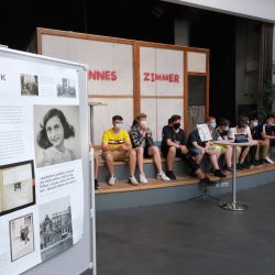 Die Schueler:innen praesentieren die Ergebnisse aus ihren Projekten.JPG