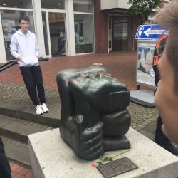 Gegen das Vergessen: An einigen Gedenkorten haben Schueler:innen Rosen abgelegt.JPG