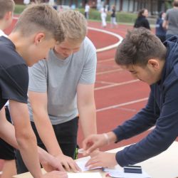 Bilal stempelt die Runden seiner Mitschueler:innen und Lehrer:innen.JPG
