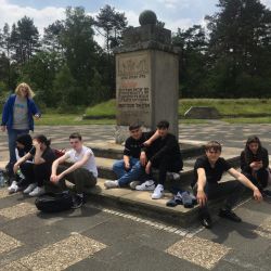 Die Schueler:innen gehen die sechs Kilometer von der Verladerampe bis zum Konzentrationslager, die jeder neue Insasse bewaeltigen musste.jpeg