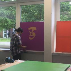 Schueler:innen malen an den Pop Art Portraits von Anne.JPG
