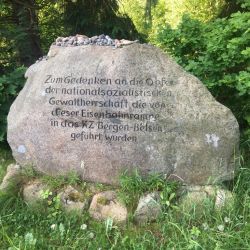 Mehrere Projektgruppen besuchen die Gedenkstaette Bergen-Belsen.jpeg