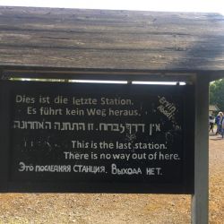 Schild bei der Gedenkstaette Bergen-Belsen.jpeg