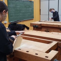 In der Holzwerkstatt entstehen Fruehstuecksbrettchen.jpg