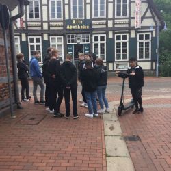 Die Schueler:innen besuchen Orte des juedischen Lebens ins Rotenburg, u.A. die alte Apotheke.JPG