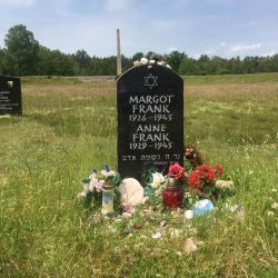 Dieser Grabstein in der Gedenkstaette Bergen-Belsen erinnert an Anne und ihre Schwester Margot Frank.jpeg