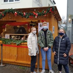 Schueler vor ihrer Bude.jpg